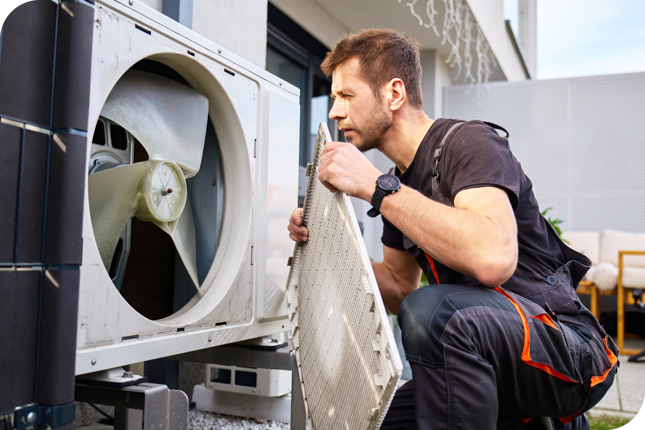 Technieker bij ventilatieonderhoud